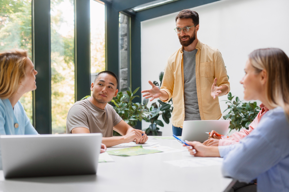 Geschäftliches Meeting in einem Unternehmen mit schlanken Strukturen.